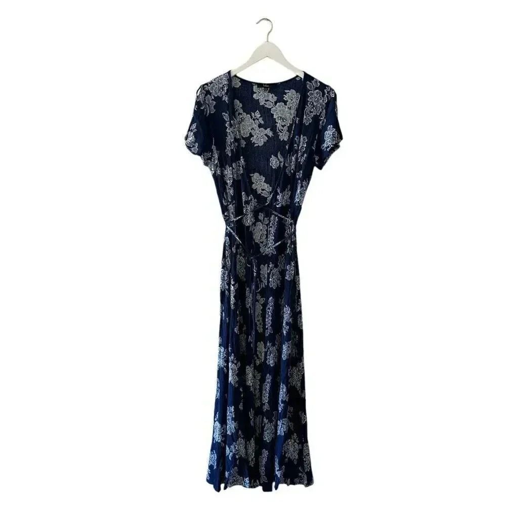 Lulu's Midnight Blue and White Floral Maxi Dress - Picture 4 of 14
